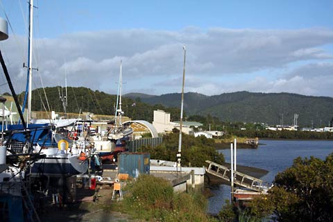 de werf van Dock 5 (Town Basin, Whangarei Nieuw Zeeland) is een rough story, maar de voorzieningen zijn goed en met een uitzicht op de rivier..